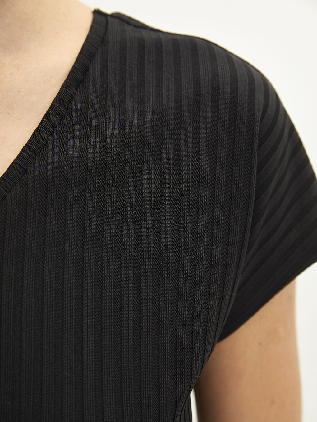 Siyah V Yaka Düz Kısa Kollu Penye Kadın Tişört-3