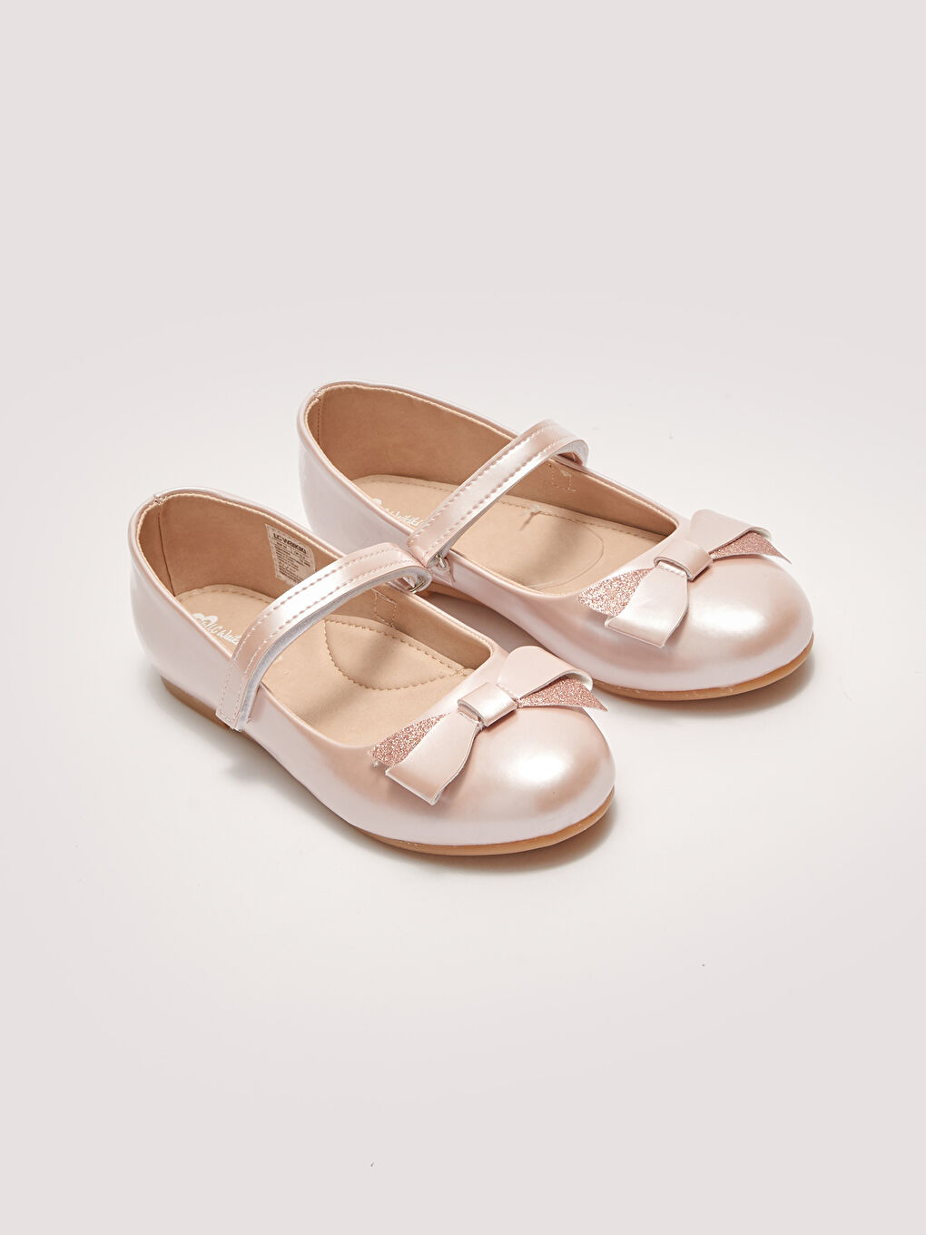 Pembe Parlak Deri Görünümlü Fiyonk Detaylı Cırt Cırtlı Kız Çocuk Babet