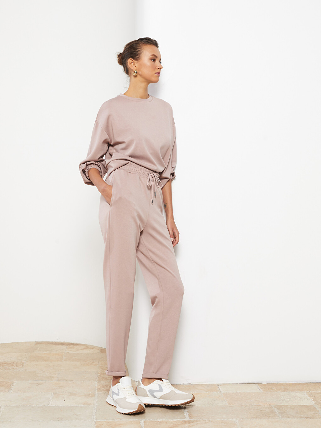 Women's Elastic Waist Straight Sweatpants-1