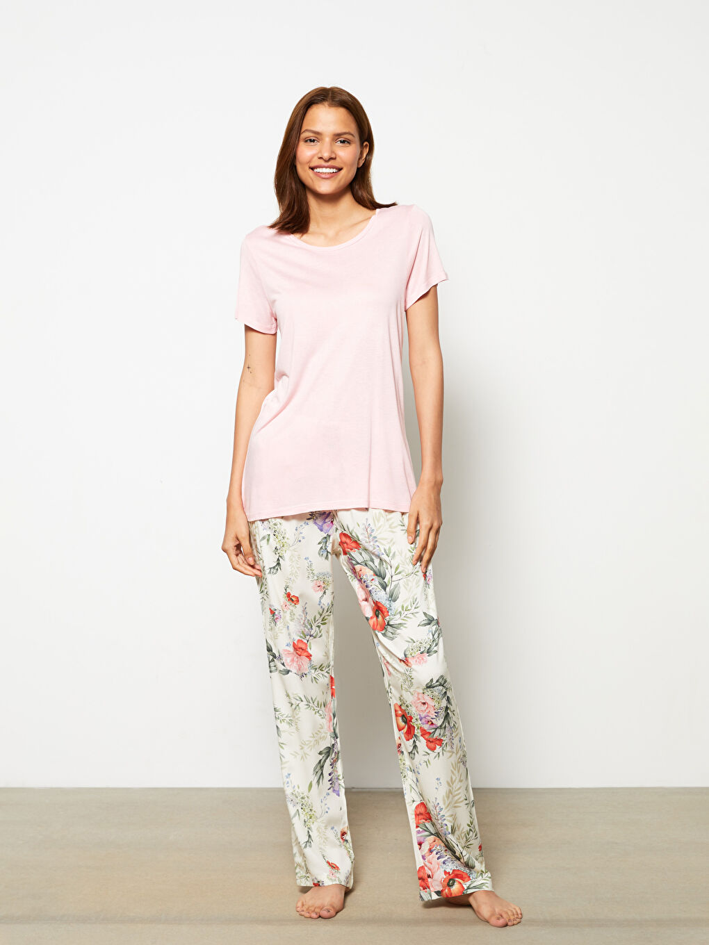 Ekru Bisiklet Yaka Çiçekli Kısa Kollu Viskon Kadın Pijama Takım