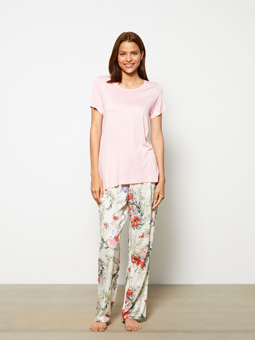 Ekru Bisiklet Yaka Çiçekli Kısa Kollu Viskon Kadın Pijama Takım-1