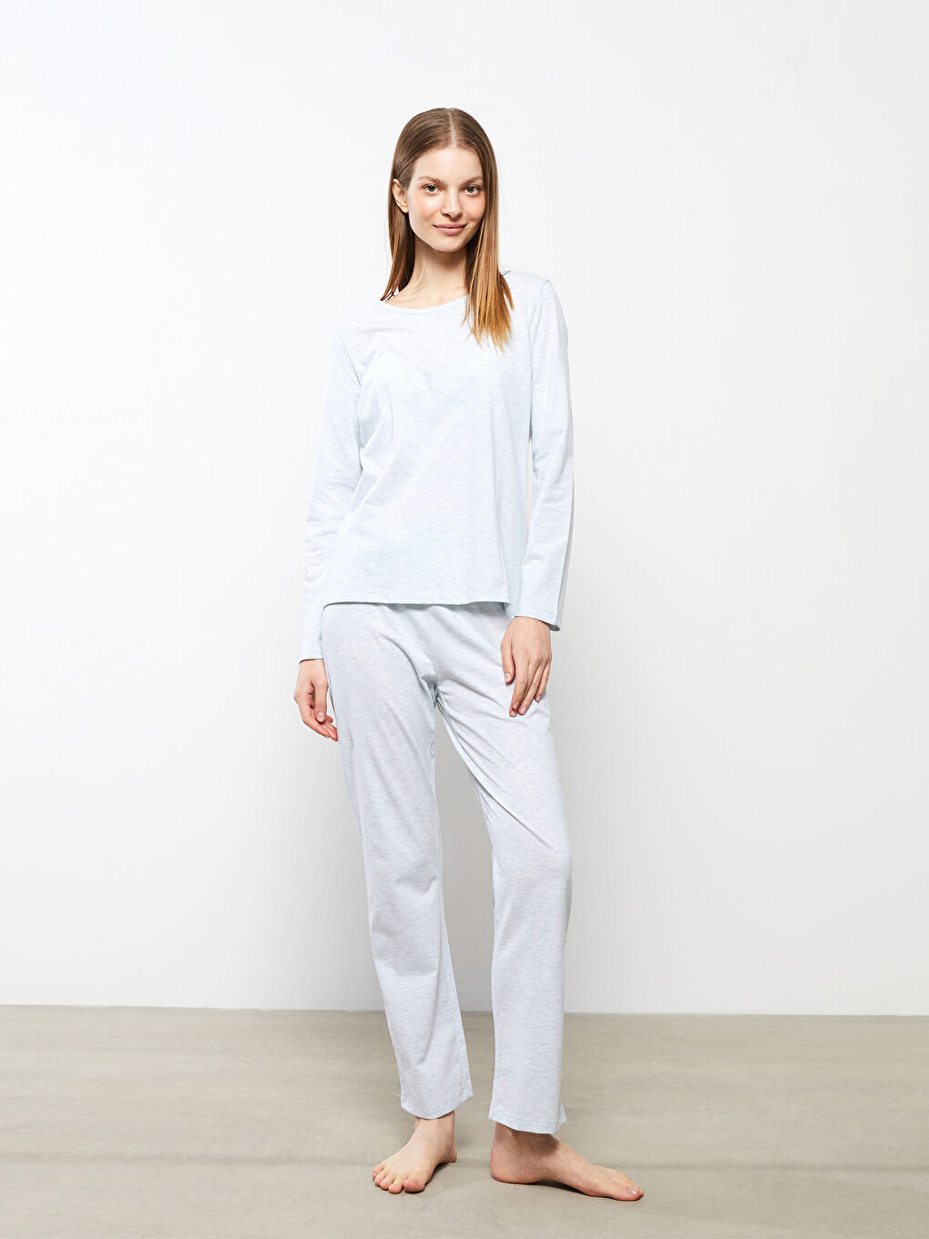 طقم بيجامة كم طويل سادة بياقة دائرية للسيدات