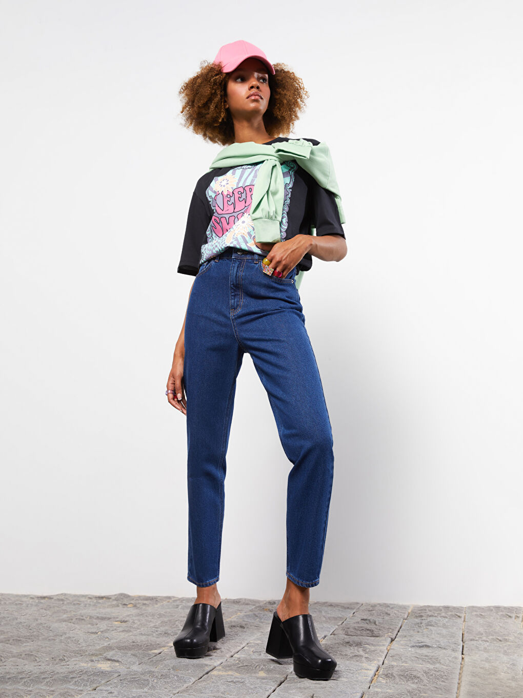 Джинсы из денима Rodeo с высокой посадкой, мом-фитом и деталями карманов для женщин-1