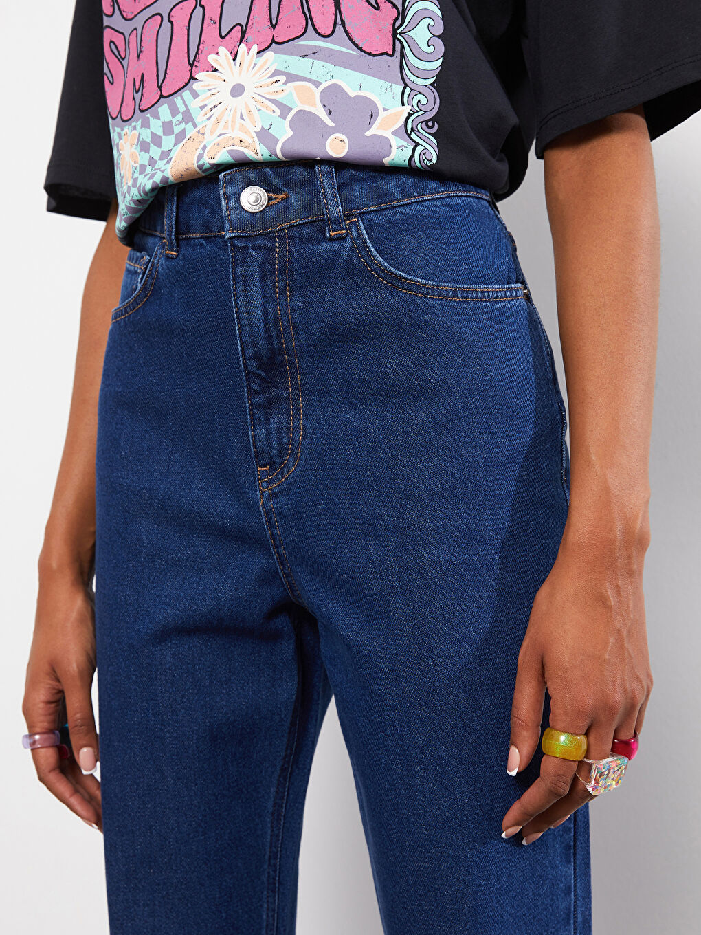 Джинсы из денима Rodeo с высокой посадкой, мом-фитом и деталями карманов для женщин-3