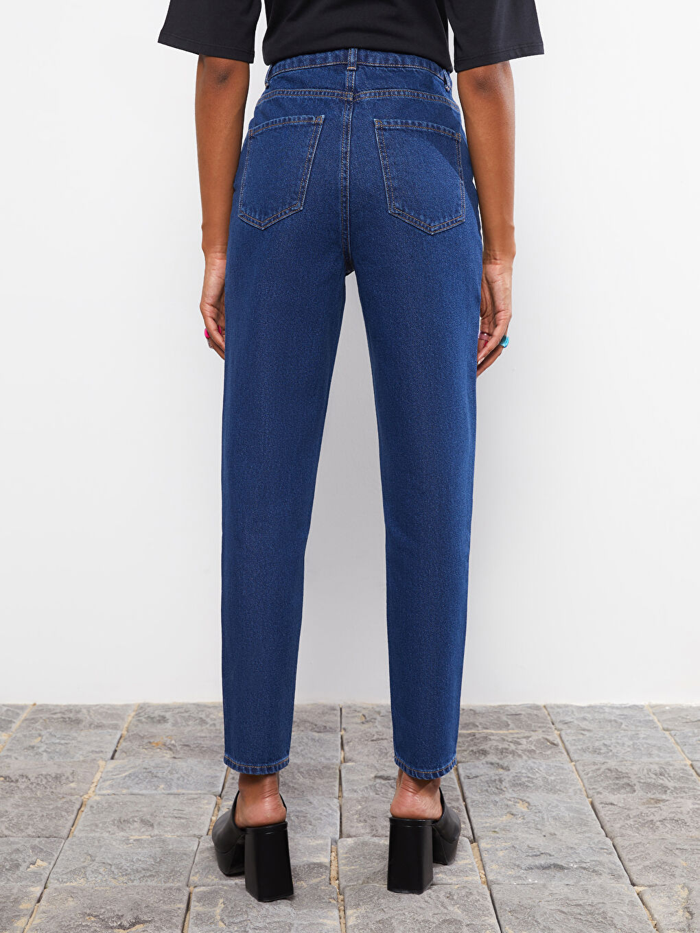 Джинсы из денима Rodeo с высокой посадкой, мом-фитом и деталями карманов для женщин-4