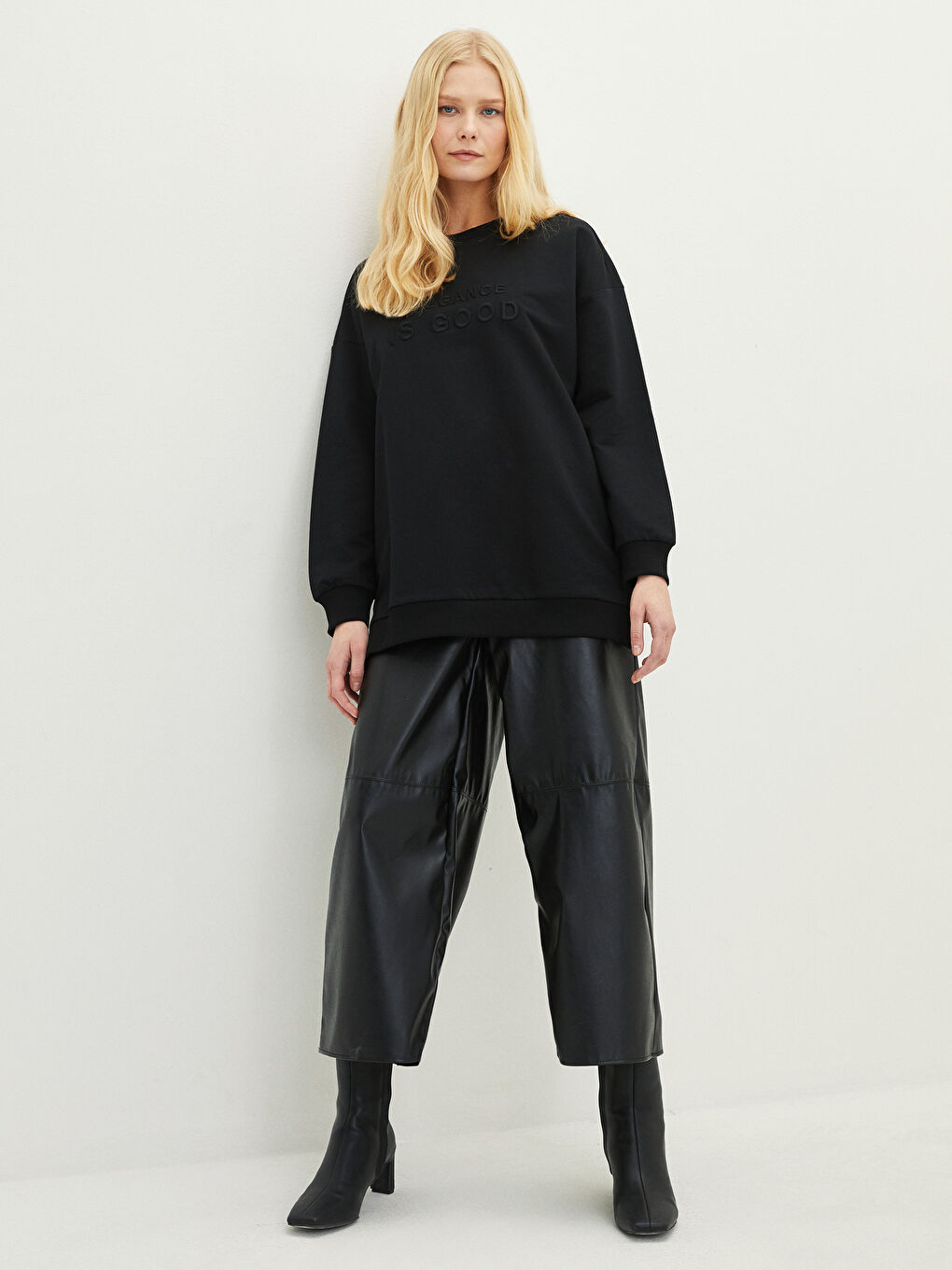 Siyah Bisiklet Yaka Nakışlı Uzun Kollu Oversize Kadın Sweatshirt Tunik-2