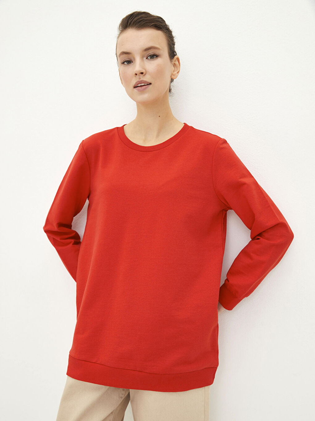 سويت شيرت نسائي برقبة دائرية وكم طويل سادة