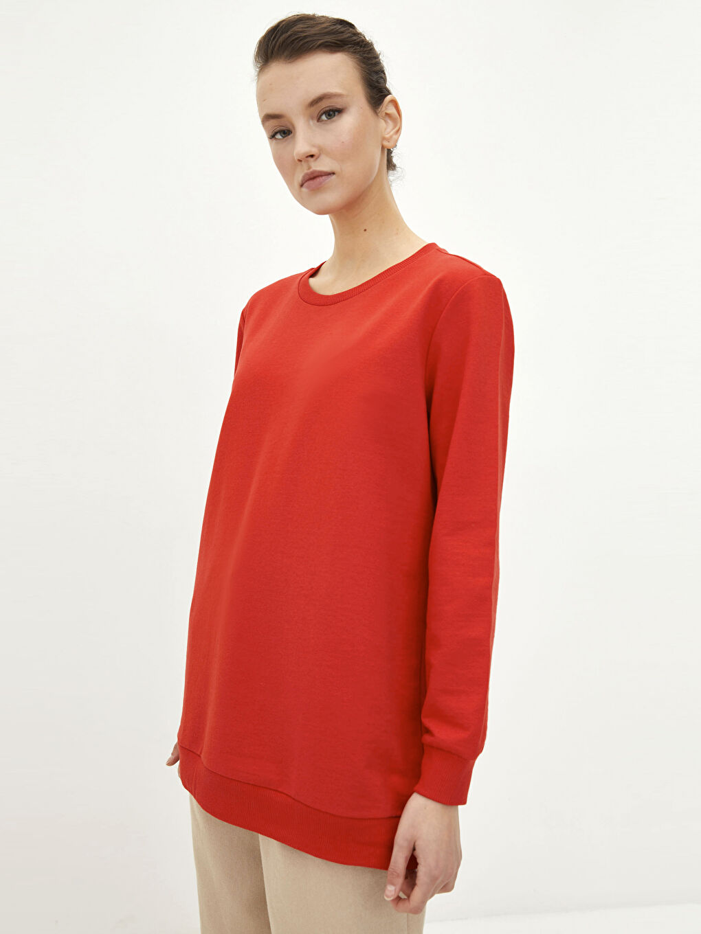 سويت شيرت نسائي برقبة دائرية وكم طويل سادة-1