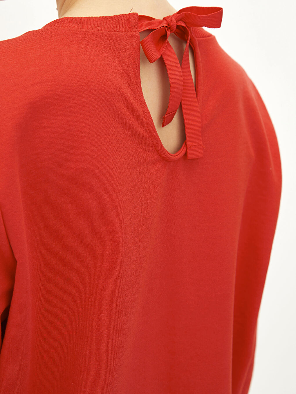 سويت شيرت نسائي برقبة دائرية وكم طويل سادة-3