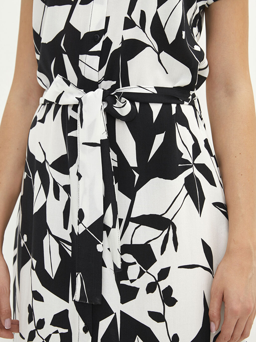 Siyah Çiçekli Kısa Kollu Viskon Kadın Gömlek Elbise-3