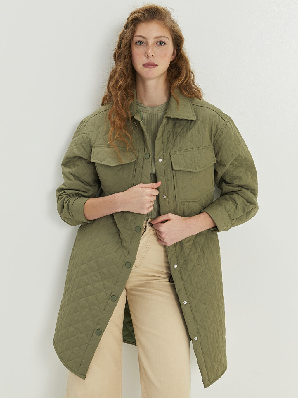 Yeşil Gömlek Yaka Kapitone Desenli Uzun Kollu Kadın Mont-1