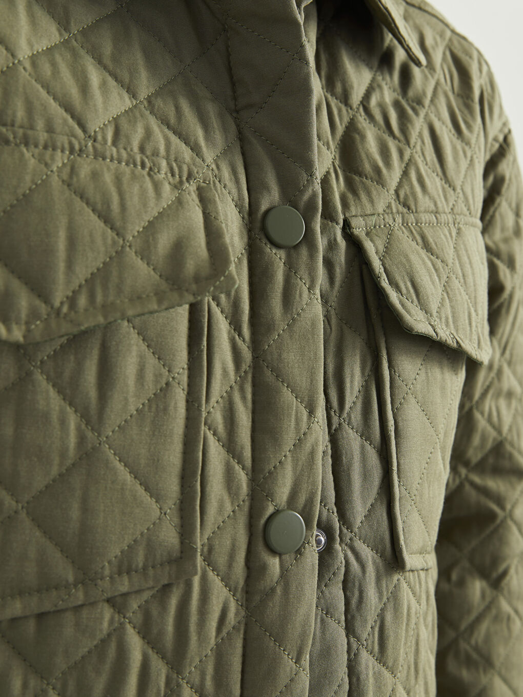 Yeşil Gömlek Yaka Kapitone Desenli Uzun Kollu Kadın Mont-4