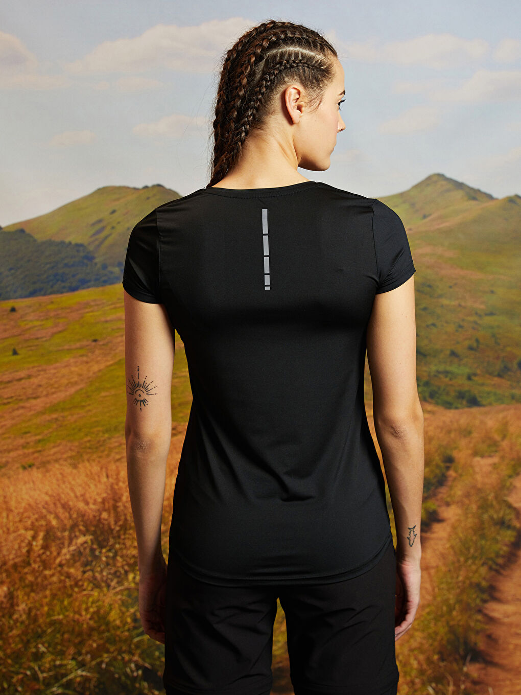 تيشيرت خارجي مطبوع بياقة على شكل حرف V وكم قصير للسيدات-3