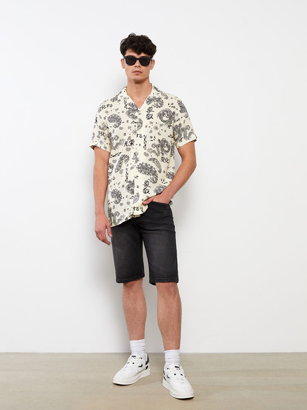 Chemise à Motifs en Viscose à Manches Courtes avec Col en Resort pour Hommes à Coupe Régulière