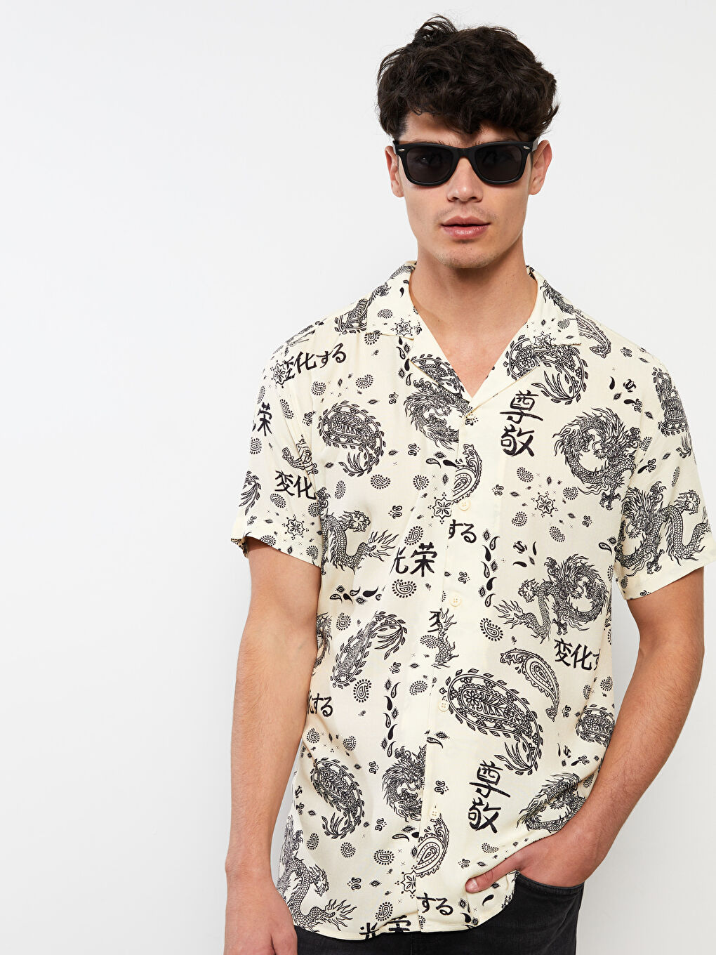 Chemise à Motifs en Viscose à Manches Courtes avec Col en Resort pour Hommes à Coupe Régulière-1