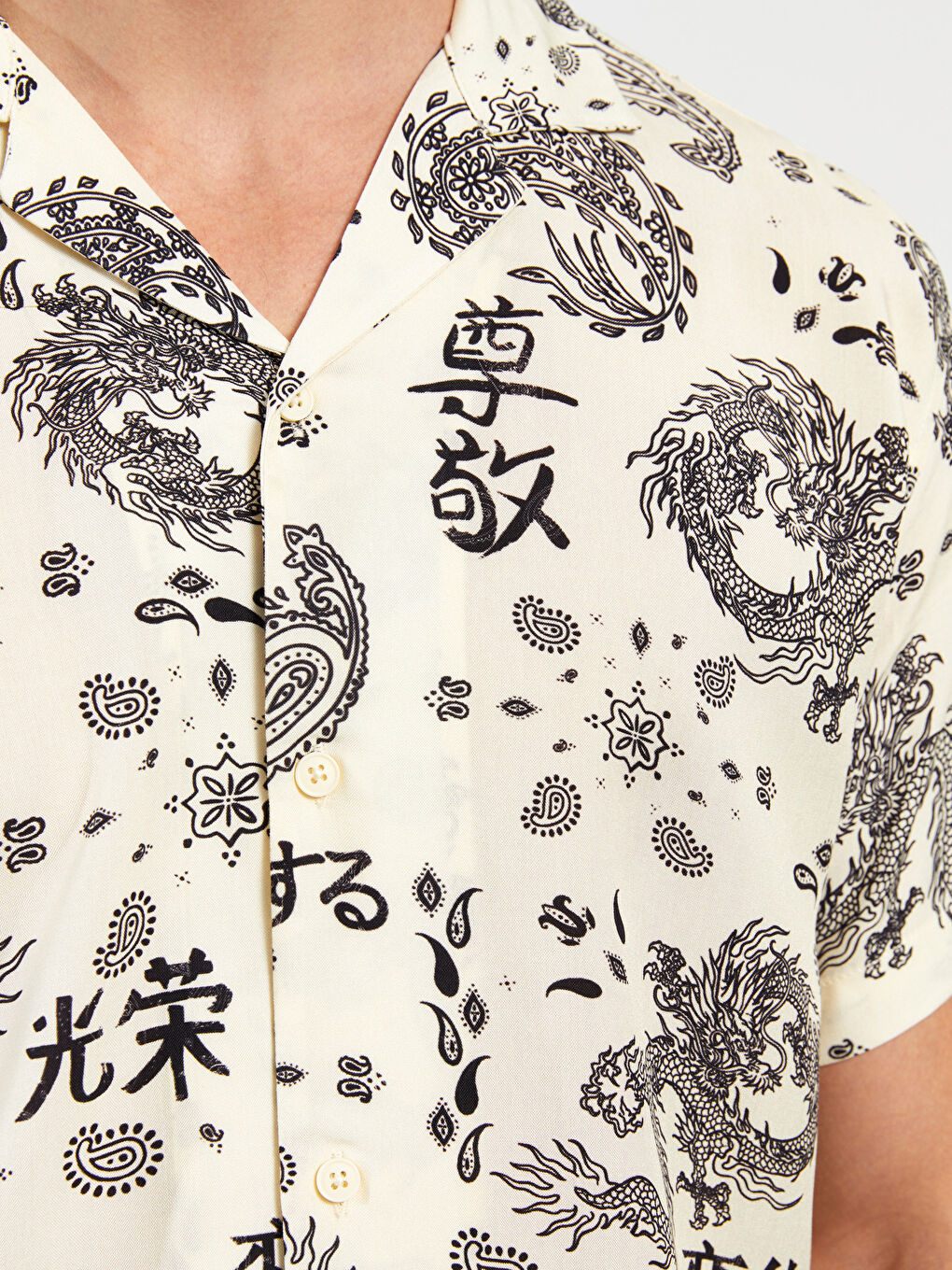 Chemise à Motifs en Viscose à Manches Courtes avec Col en Resort pour Hommes à Coupe Régulière-2