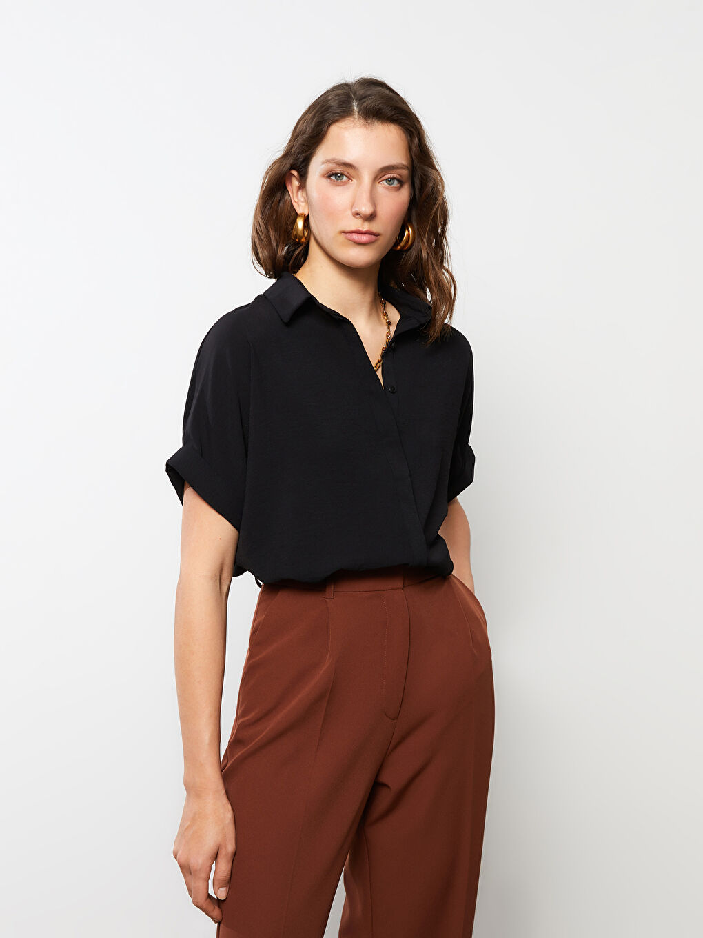 Chemise Femme à Manches Courtes Droite avec Fermeture à Boutons sur le Devant