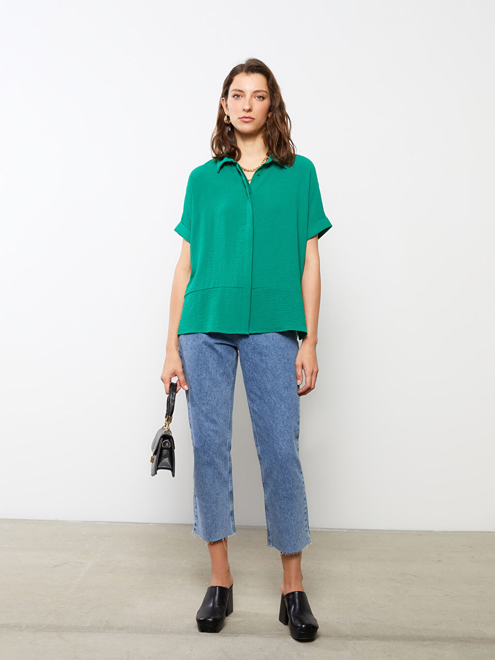 Chemise Femme à Manches Courtes Droite avec Fermeture à Boutons sur le Devant