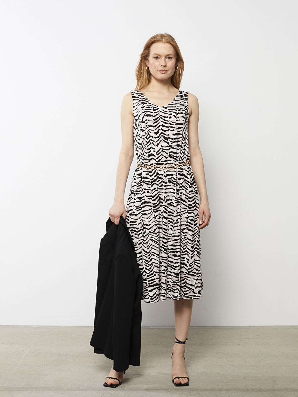 Bej Kadın V Yaka Desenli Kolsuz Elbise-1