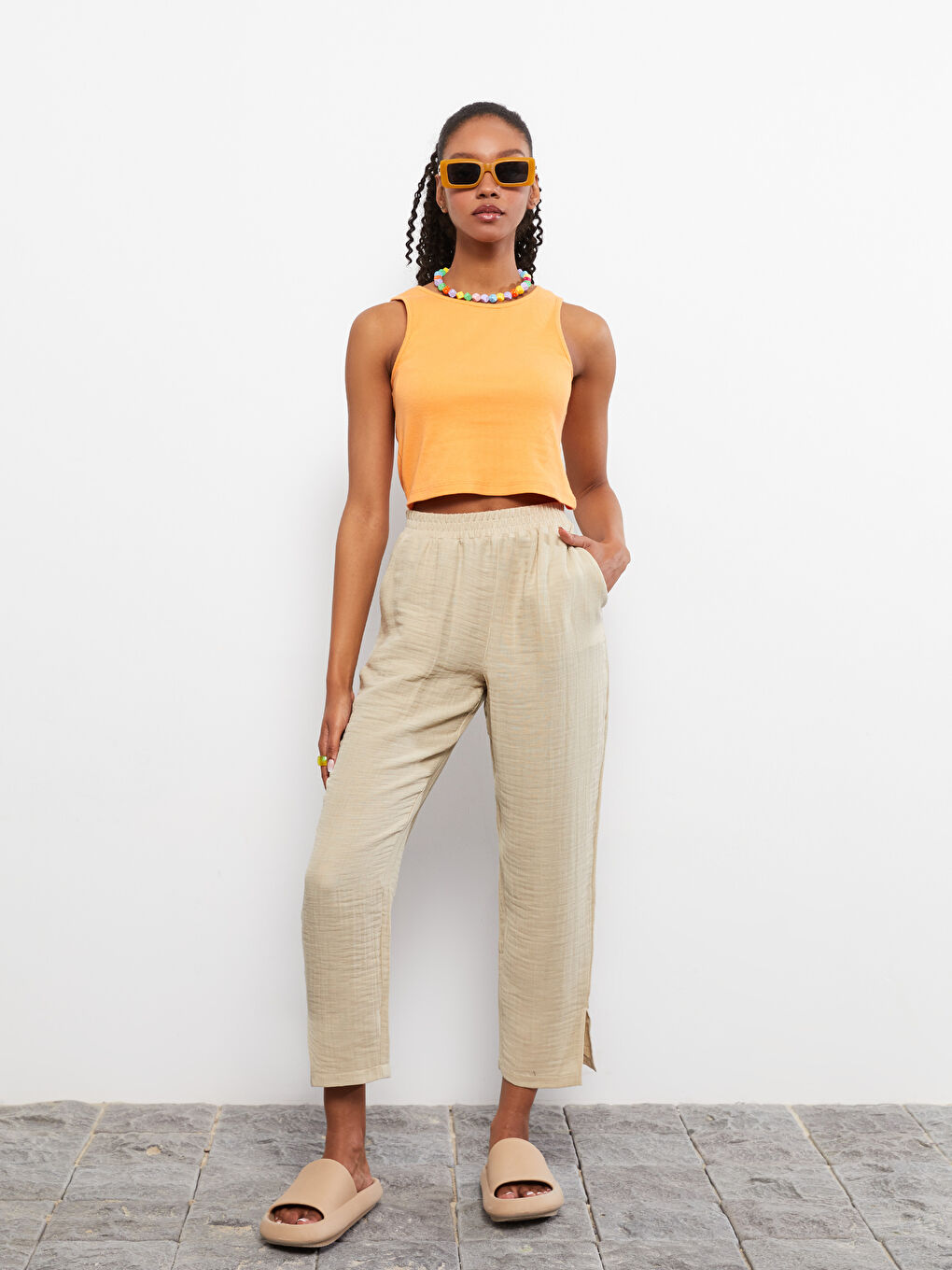 Женские прямые брюки с эластичным поясом и карманами