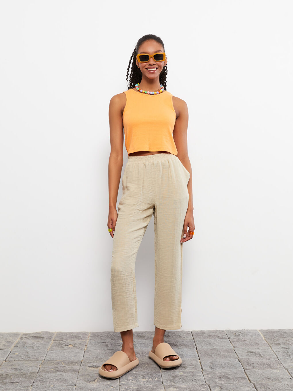 Женские прямые брюки с эластичным поясом и карманами-1