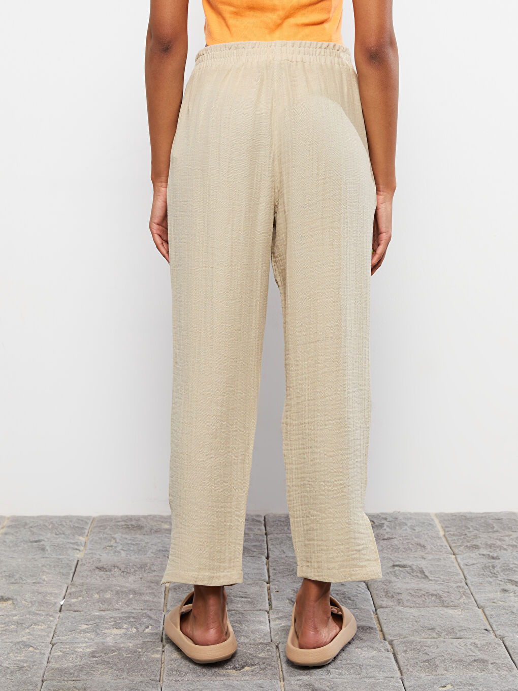 Женские прямые брюки с эластичным поясом и карманами-3