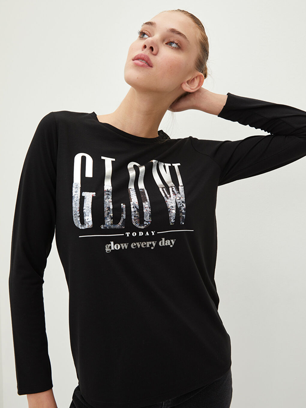 әйелдерге арналған ұзын жеңді дөңгелек жағалы әріп принтті футболка