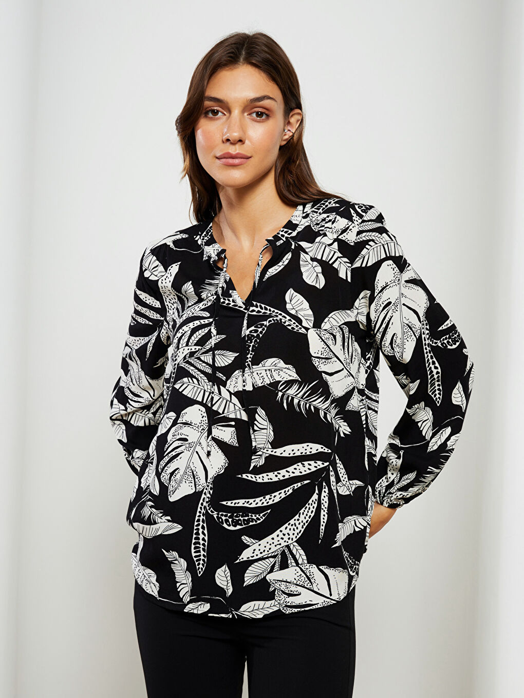 Bej Bağlamalı Yaka Çiçekli Uzun Kollu Viskon Kadın Bluz