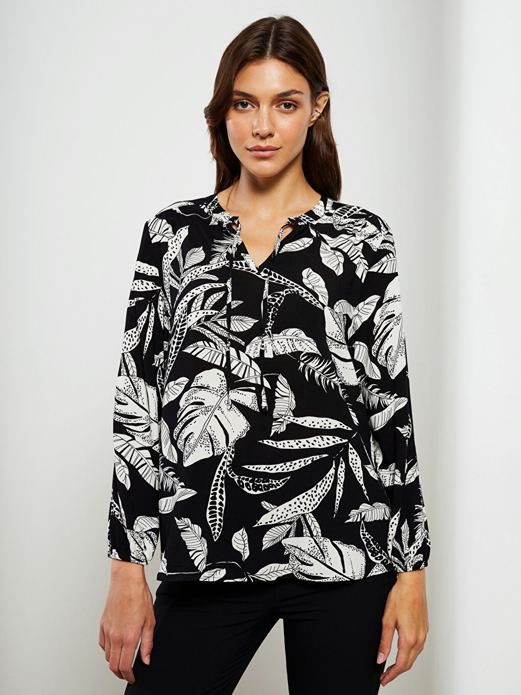 Bej Bağlamalı Yaka Çiçekli Uzun Kollu Viskon Kadın Bluz-1