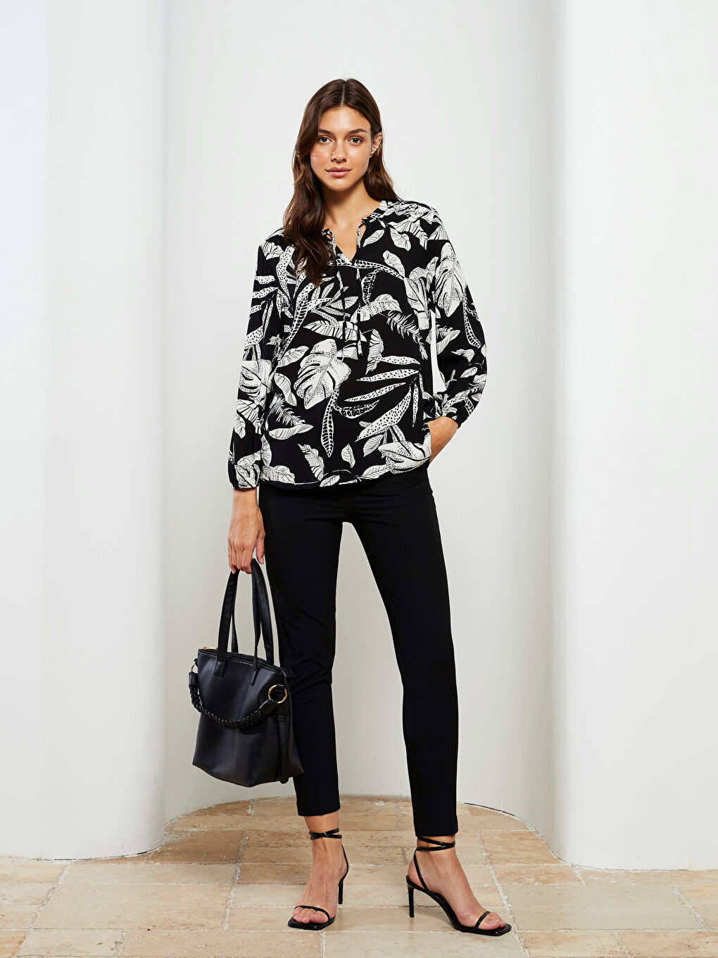 Bej Bağlamalı Yaka Çiçekli Uzun Kollu Viskon Kadın Bluz-2