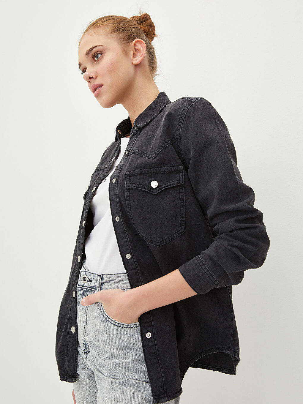 قميص جينز روديو للسيدات بأزرار أمامية وكم طويل مستقيم