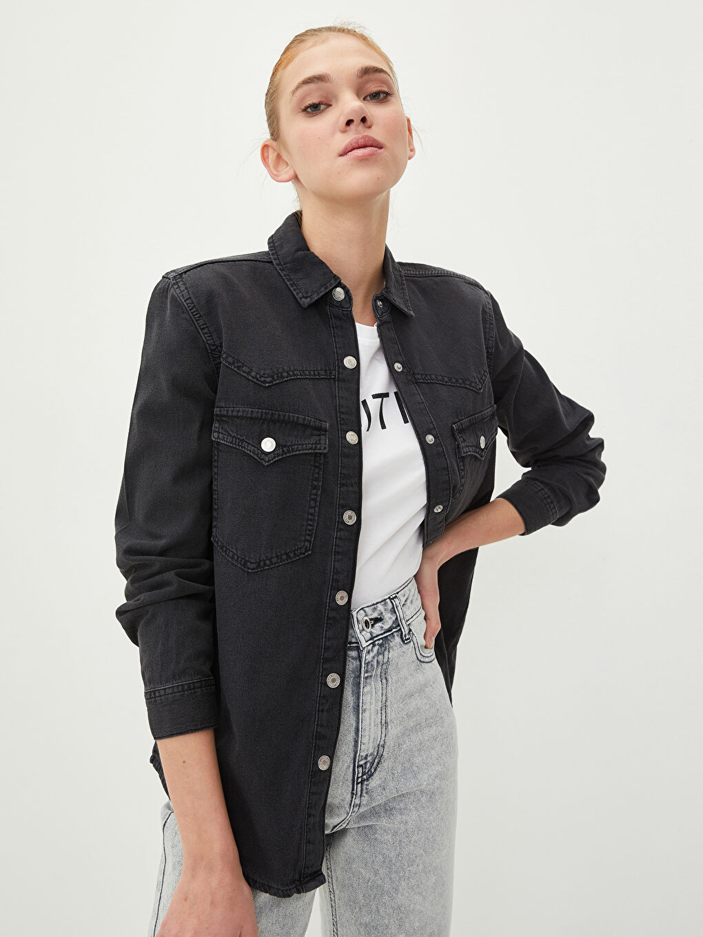 قميص جينز روديو للسيدات بأزرار أمامية وكم طويل مستقيم-1