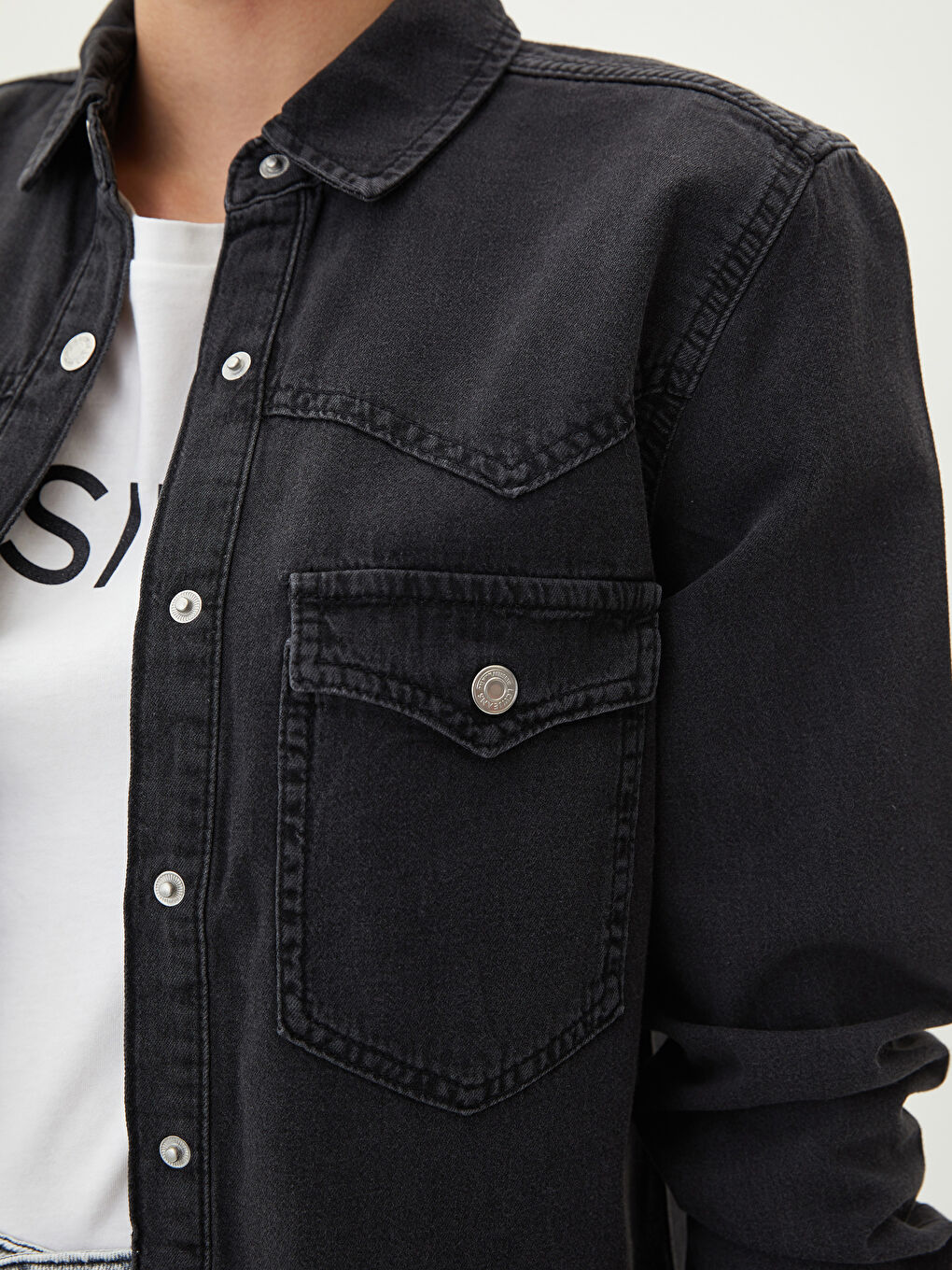 قميص جينز روديو للسيدات بأزرار أمامية وكم طويل مستقيم-3