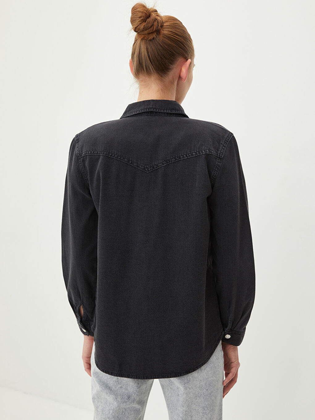 قميص جينز روديو للسيدات بأزرار أمامية وكم طويل مستقيم-4