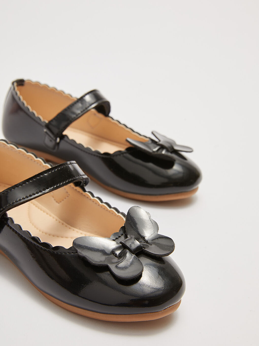 Siyah Deri Görünümlü Cırt Cırtlı Kız Çocuk Babet-2