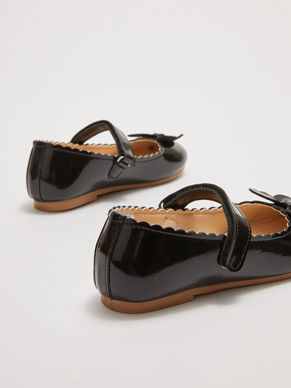 Siyah Deri Görünümlü Cırt Cırtlı Kız Çocuk Babet-4