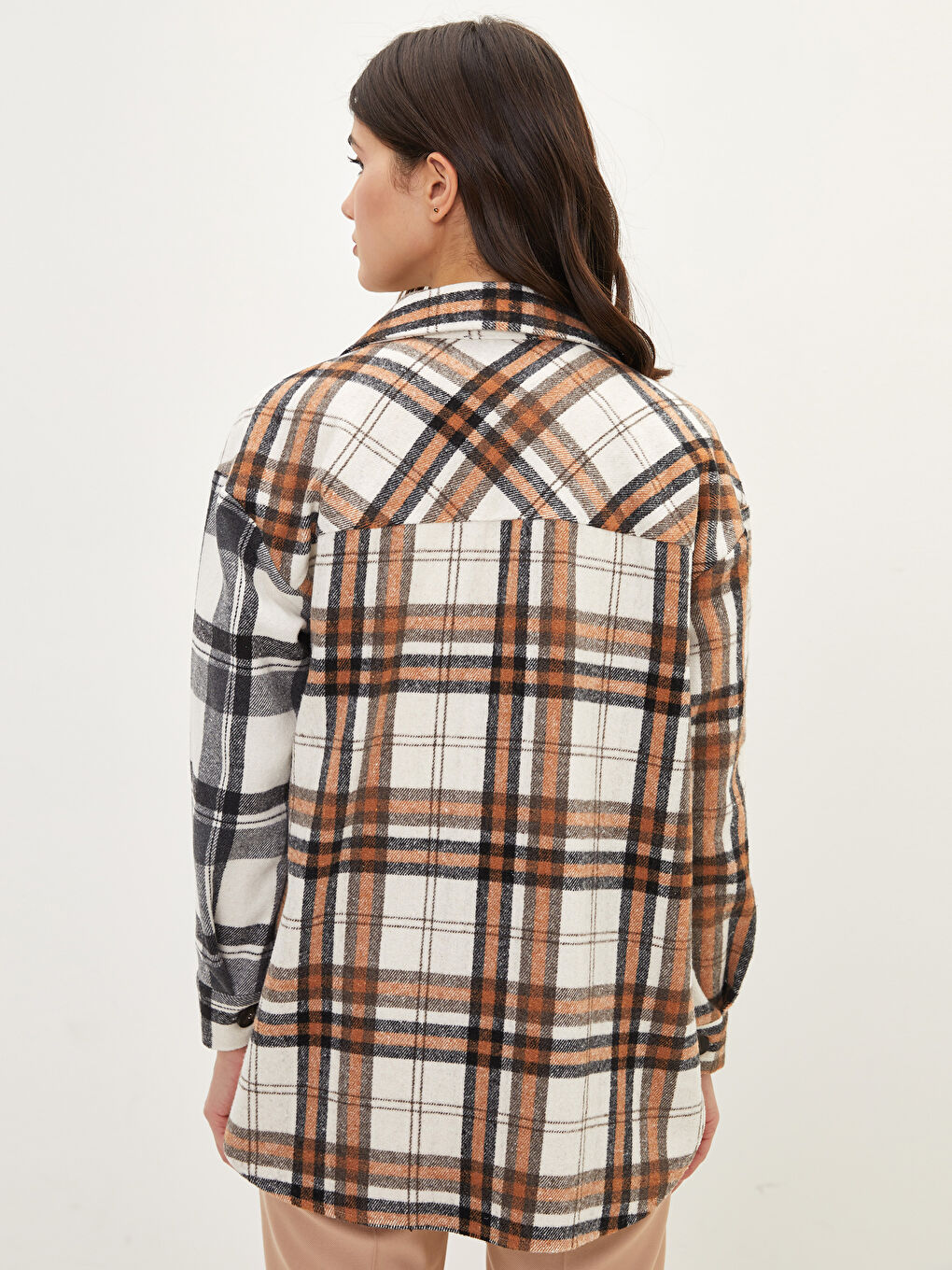 Женская рубашка из габардина в клетку с длинными рукавами и застежкой спереди на пуговицах-10