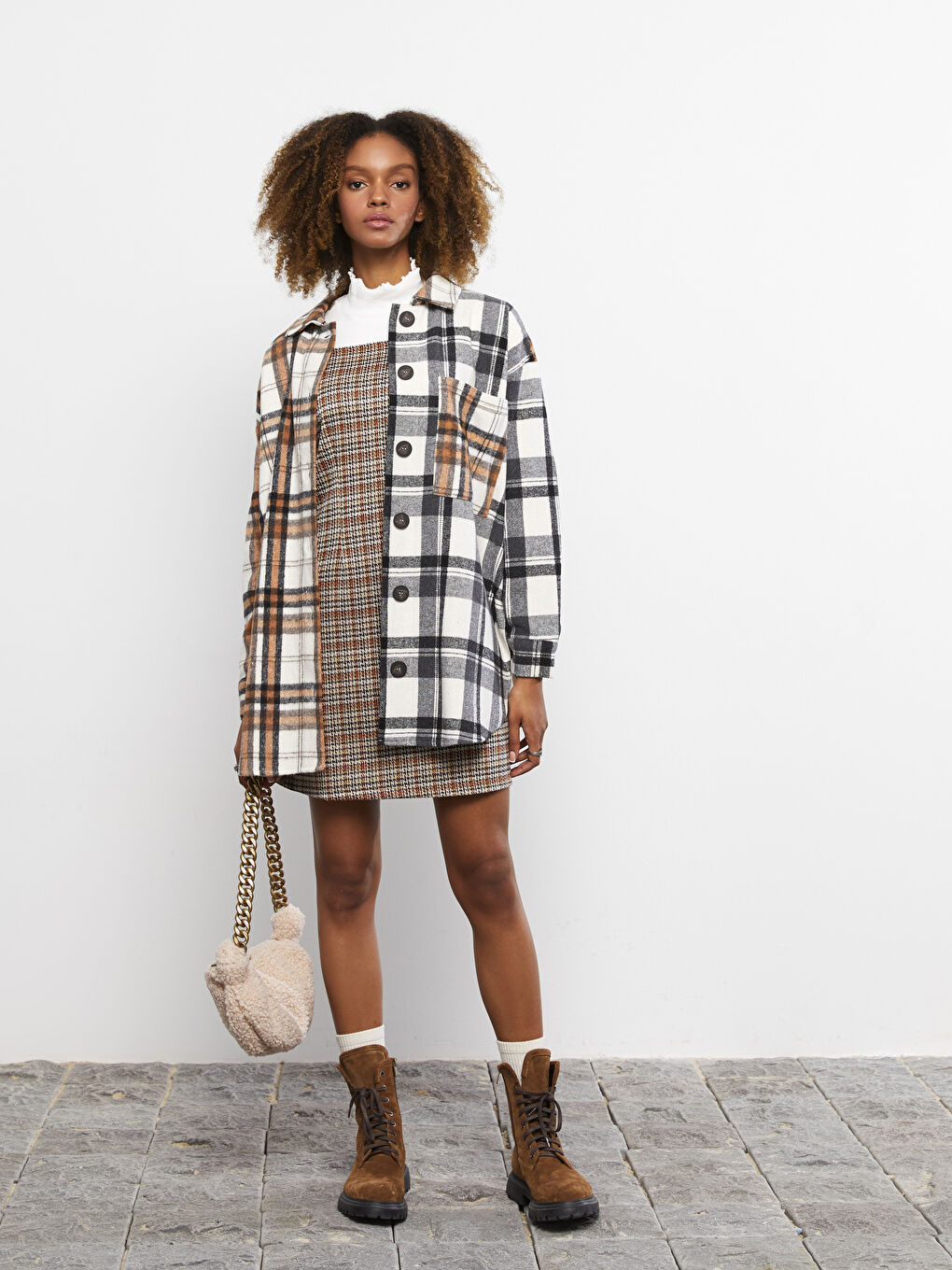 Женская рубашка из габардина в клетку с длинными рукавами и застежкой спереди на пуговицах-1