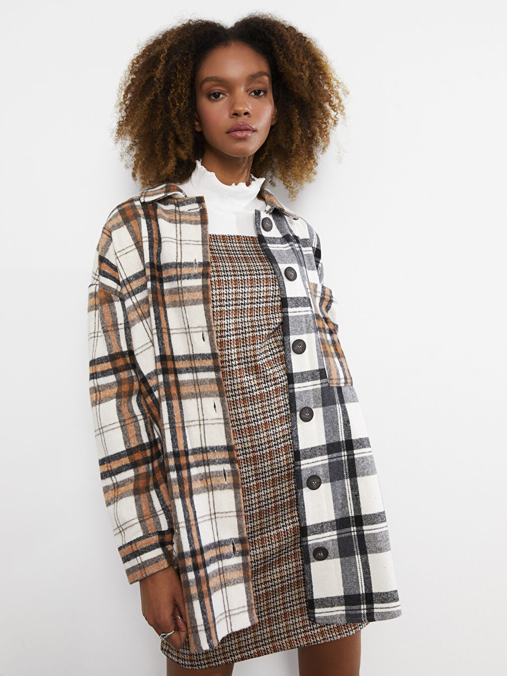 Женская рубашка из габардина в клетку с длинными рукавами и застежкой спереди на пуговицах-5