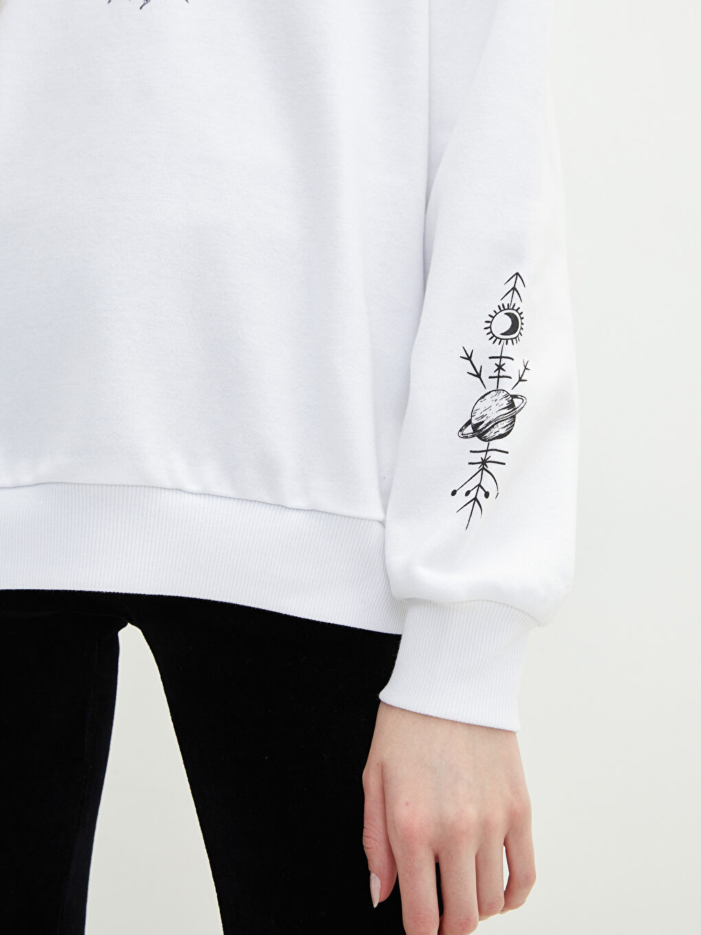 Beyaz Bisiklet Yaka Baskılı Uzun Kollu Kadın Sweatshirt-2