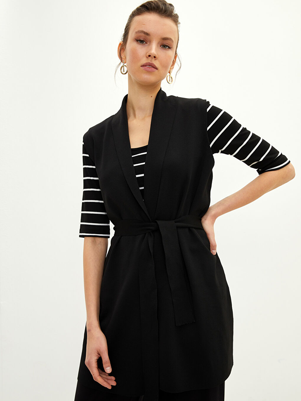 کەمەری یه‌خه‌ی دوو بەرۆک سادە تریکۆ بێ قۆڵ بۆ ژنان