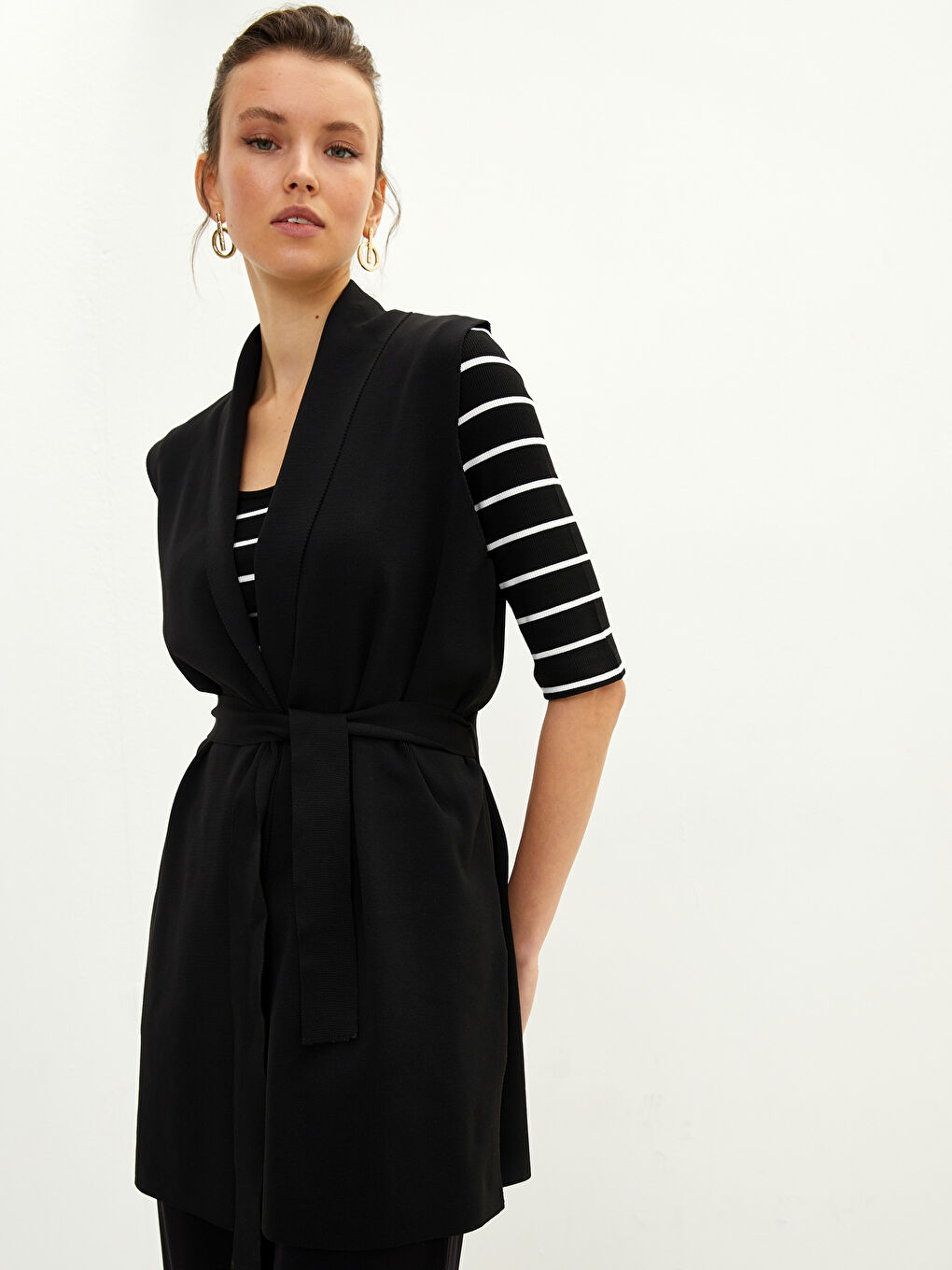 کەمەری یه‌خه‌ی دوو بەرۆک سادە تریکۆ بێ قۆڵ بۆ ژنان-1