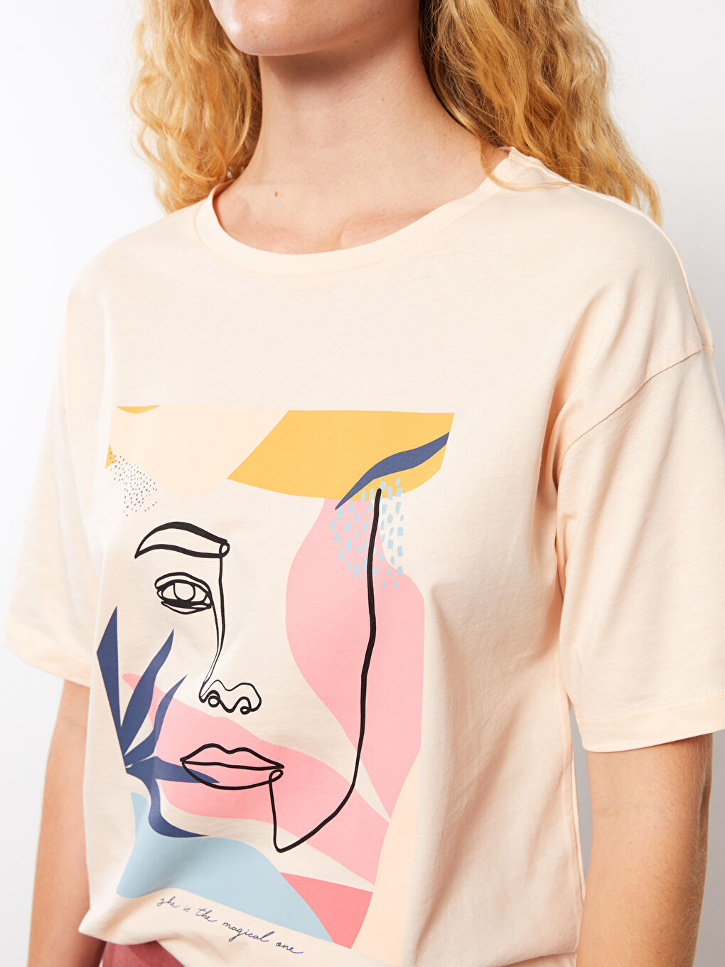 تيشيرت قطن كم قصير مطبوع بياقة دائرية للسيدات-3