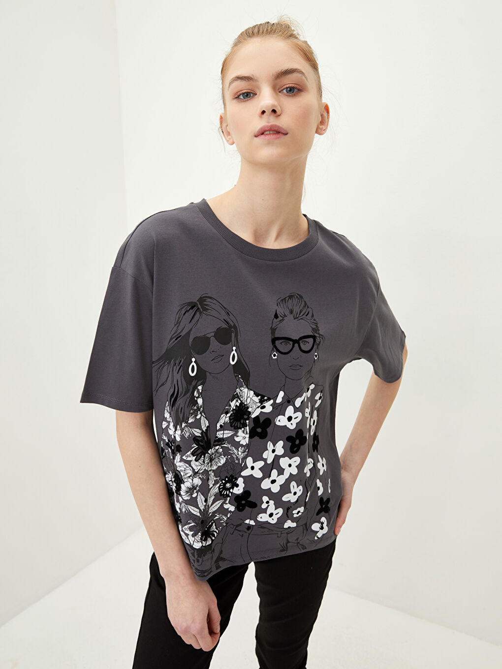 Gri Bisiklet Yaka Baskılı Kısa Kollu Pamuklu Kadın Tişört