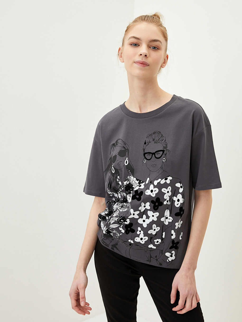 Gri Bisiklet Yaka Baskılı Kısa Kollu Pamuklu Kadın Tişört-1