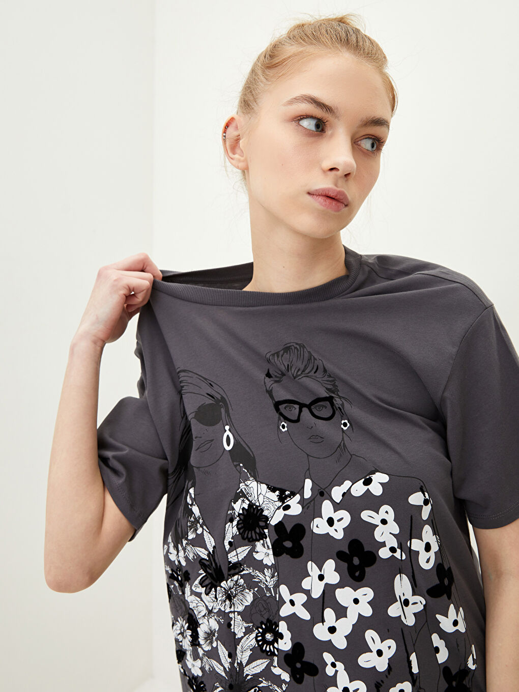 Gri Bisiklet Yaka Baskılı Kısa Kollu Pamuklu Kadın Tişört-2