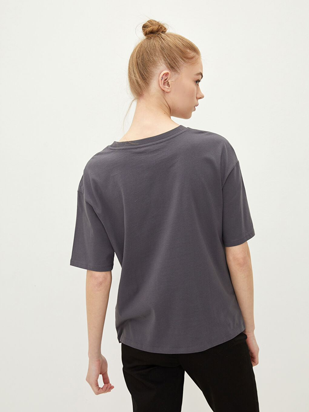 Gri Bisiklet Yaka Baskılı Kısa Kollu Pamuklu Kadın Tişört-5