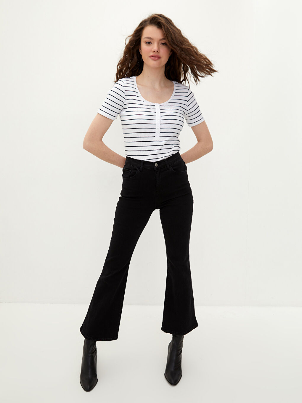 Lacivert U Yaka Çizgili Kısa Kollu Pamuklu Kadın Tişört-2