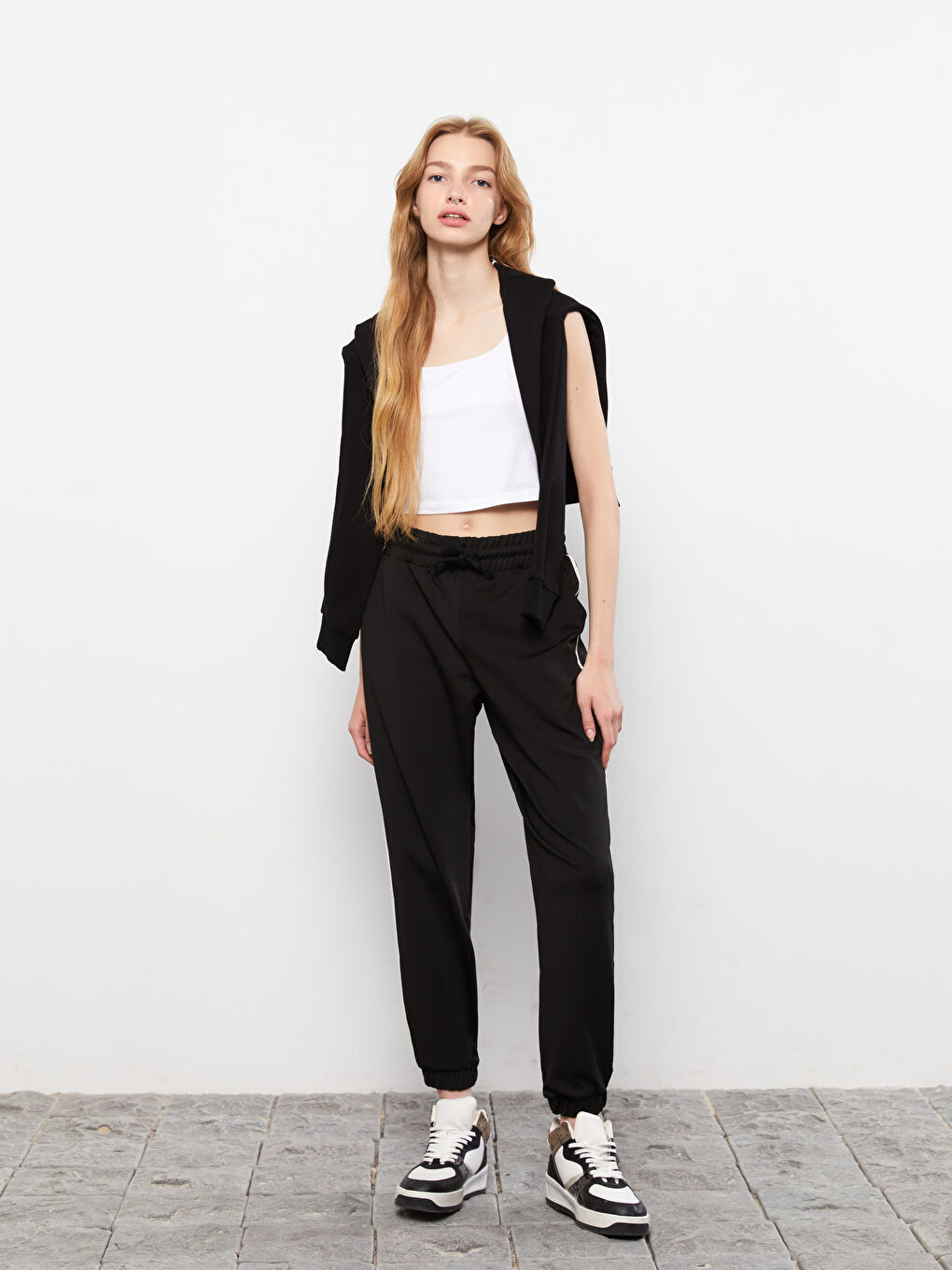 بنطلون رياضي بخصر مرن وجيوب عادية للسيدات