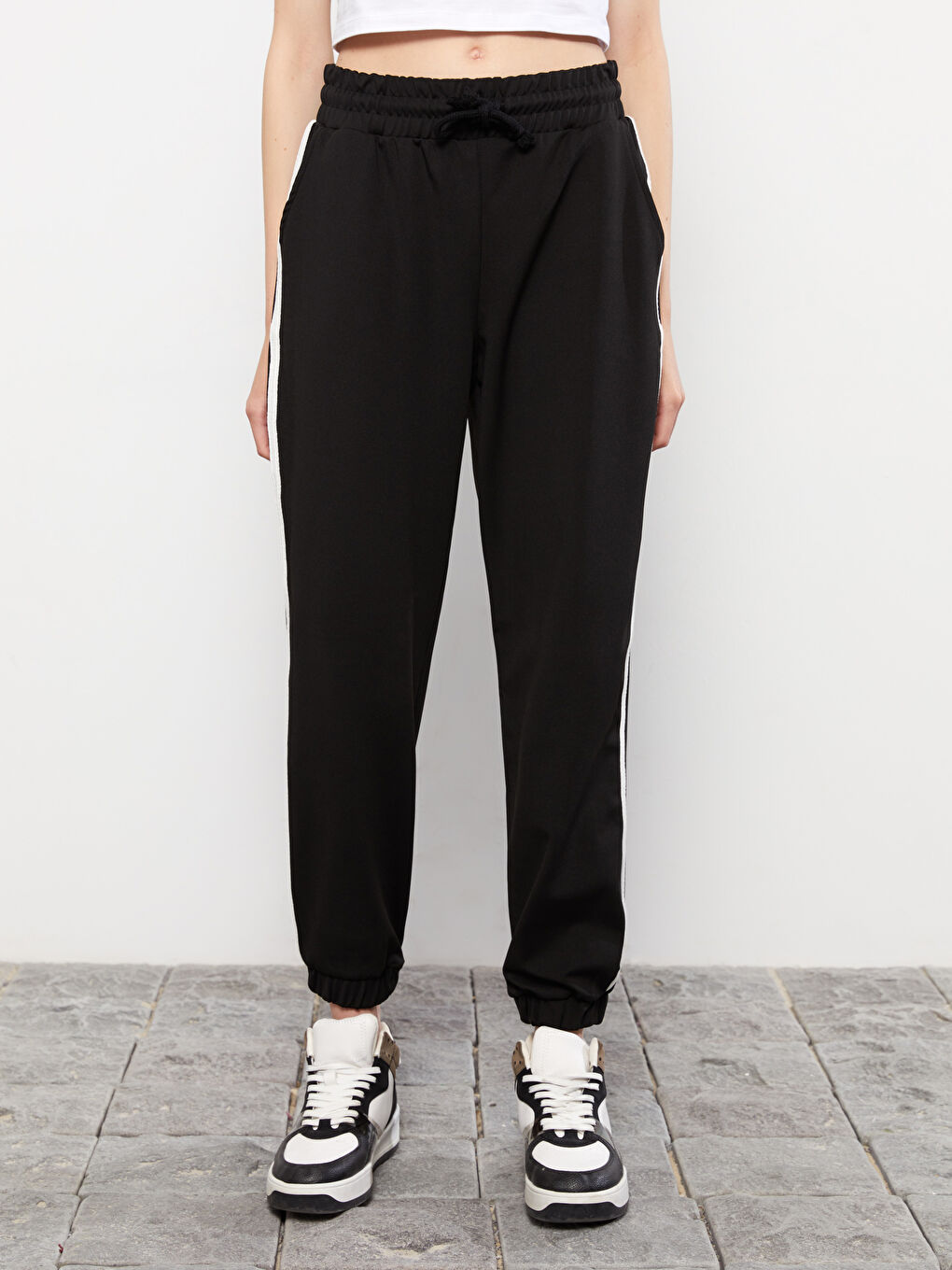 بنطلون رياضي بخصر مرن وجيوب عادية للسيدات-4